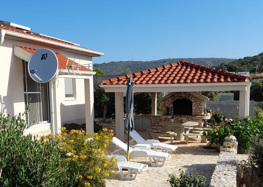 Obývacia časť s gaučom a televízorom susedí s jedálenskou časťou.