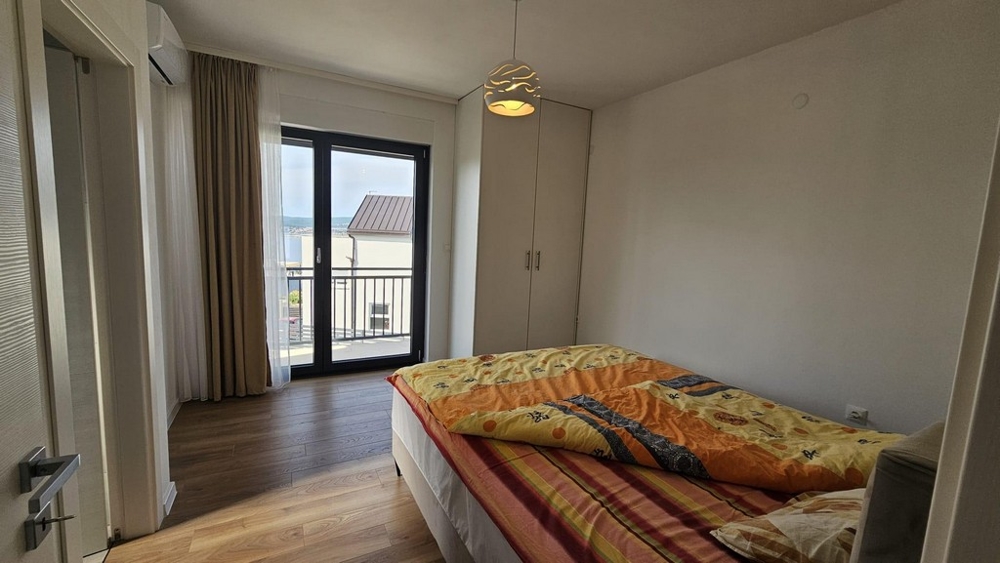 Spálňa s balkónom a výhľadom na more