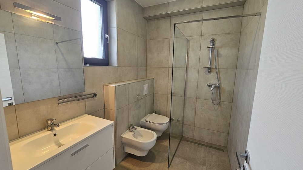 Moderná kúpeľňa so sprchovacím kútom