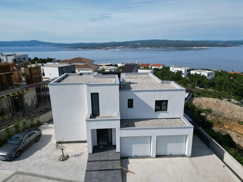 Moderná vila s výhľadom na more a dvoma garážami na predaj.