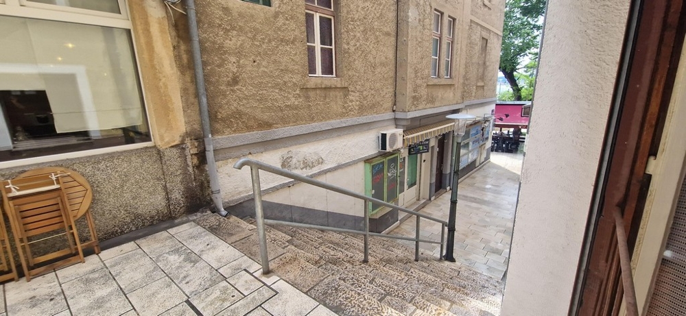 Schodisko s výhľadom na ulicu a obchody