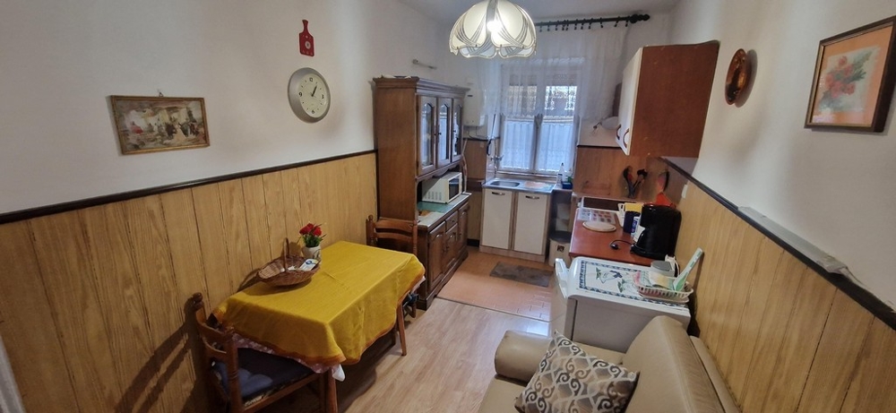 Útulná kuchyňa a jedálenský kút v dome v Crikvenici