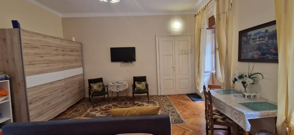 Obývacia izba s TV a jedálenským stolom v dome v Crikvenici