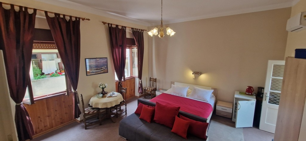 Veľká spálňa s posedením a množstvom prirodzeného svetla