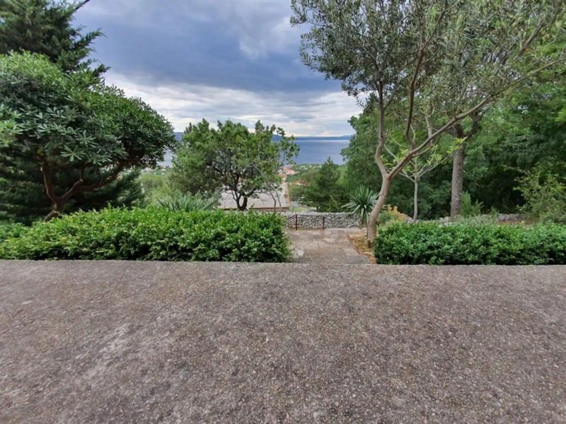 Panorama Scouting H3021 - Bytový dom s výhľadom na more, so zelenou záhradou a výhľadom na more v diaľke