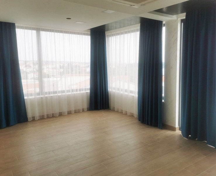 Ďalšia spálňa s prístupom na terasu a výhľadom na bazén