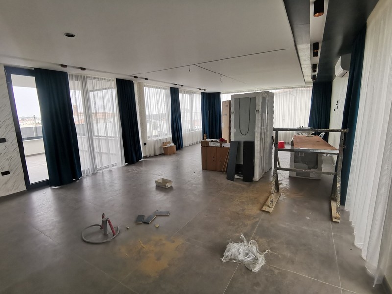 Obývacia časť s veľkými oknami a krásnym výhľadom