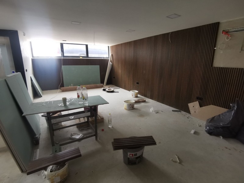 Priestranná obývačka vo vile počas záverečnej fázy rekonštrukcie