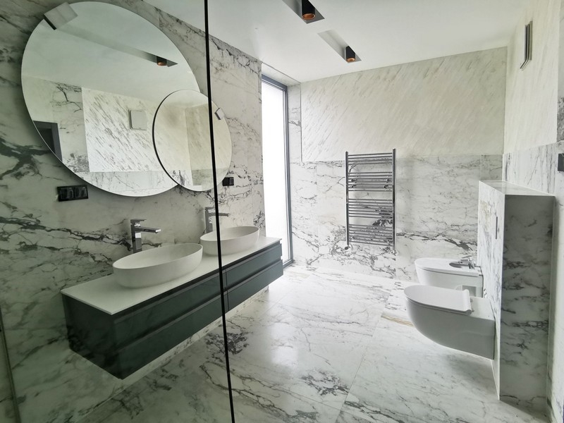 V suteréne je miestnosť s biliardom a ďalšími hrami