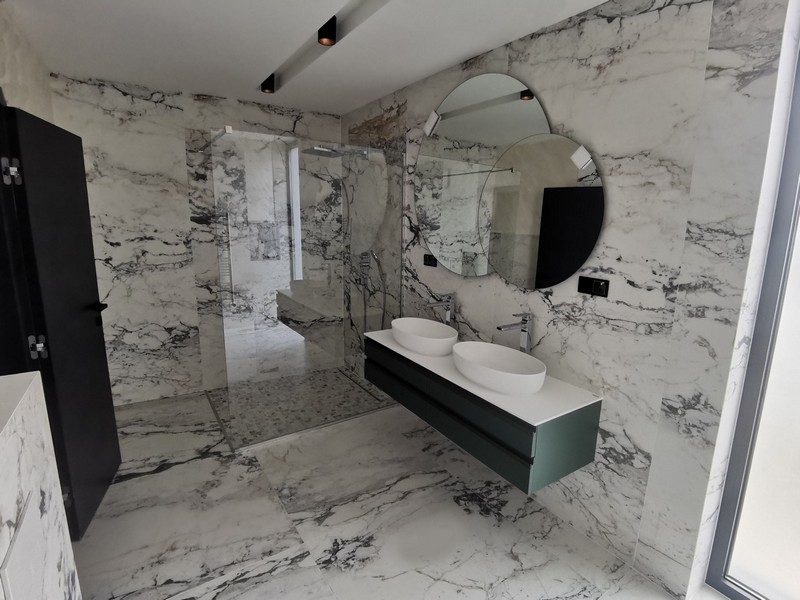 Moderná kúpeľňa s kvalitnými mramorovými prvkami a dvojitými umývadlami