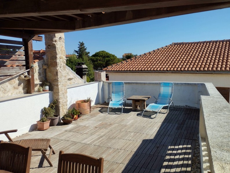 Priestranná strešná terasa domu H3023, ponúkaná na predaj v obci Betina.