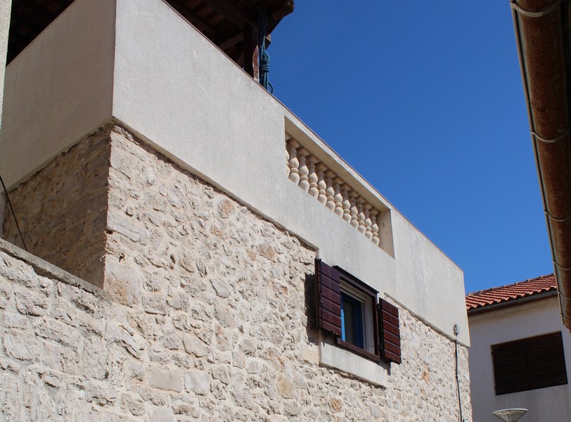 Horná fasáda tradičného kamenného domu v Betine, ideálna pre tých, ktorí si chcú kúpiť dom v Chorvátsku.