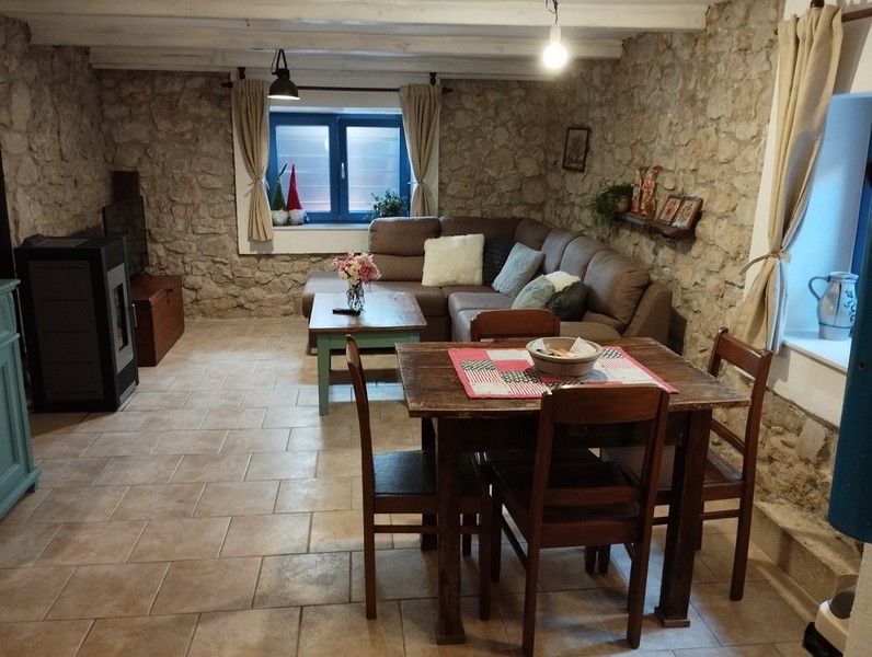 Útulný obývací a jedálenský kút v tradičnom štýle, ideálny na kúpu domu v Chorvátsku.