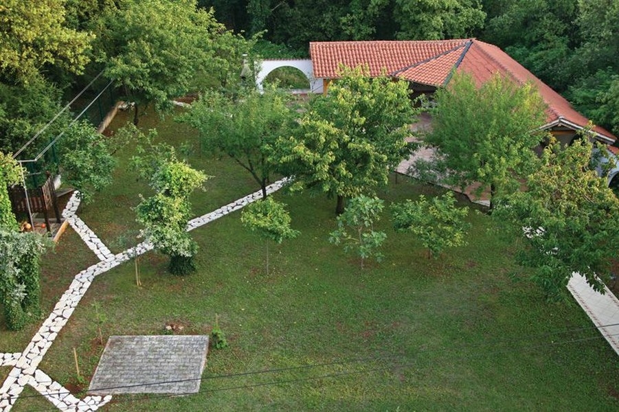 Pohľad do záhrady zhora, dom v Poreči, Chorvátsko
