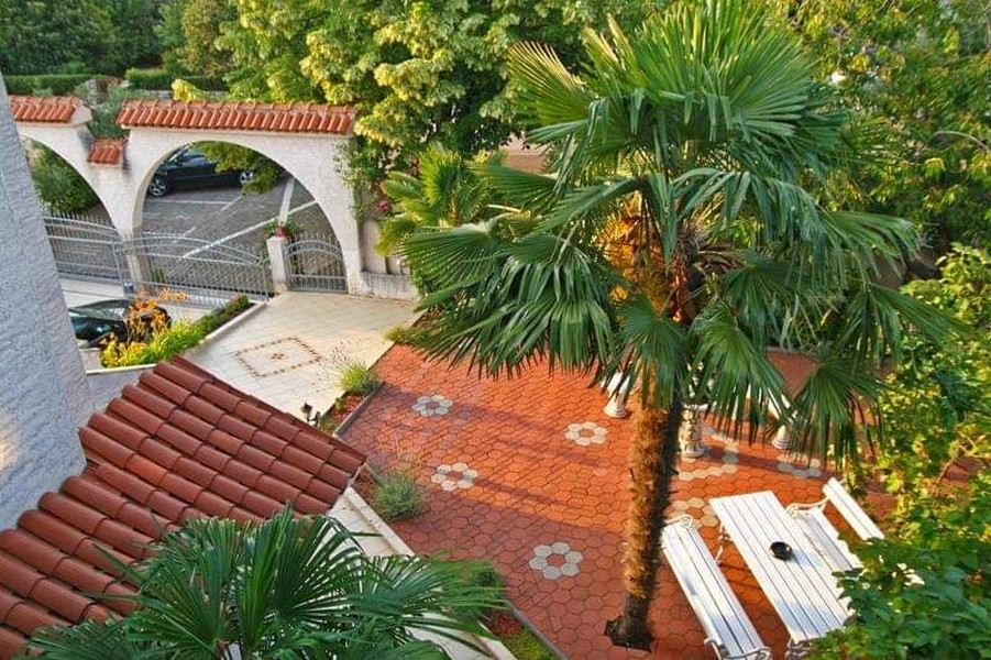 Nádvorie s palmami, dom v Poreči, Chorvátsko