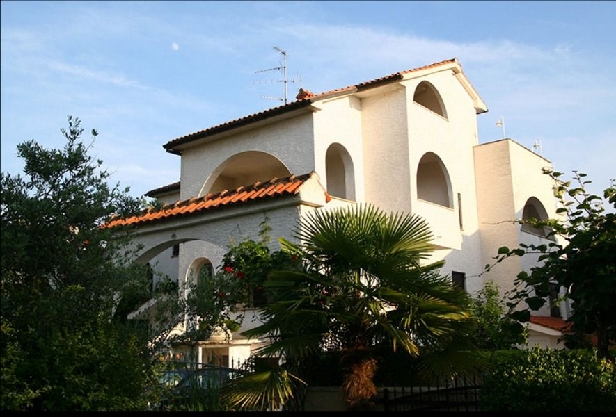 Fasáda domu s oblúkmi, dom v Poreči, Chorvátsko