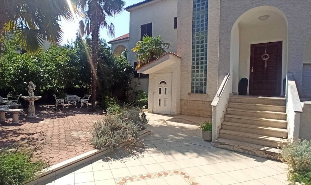 Vchod s vonkajším schodiskom a záhradou, dom v Poreči, Chorvátsko