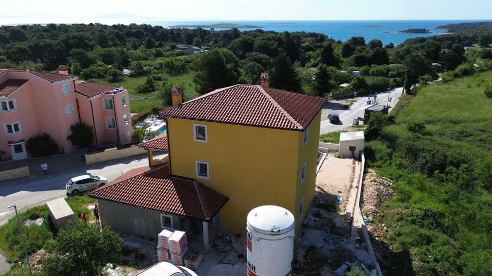 Vila v Chorvátsku vo výstavbe s výhľadom na okolitú pobrežnú krajinu a zelené plochy