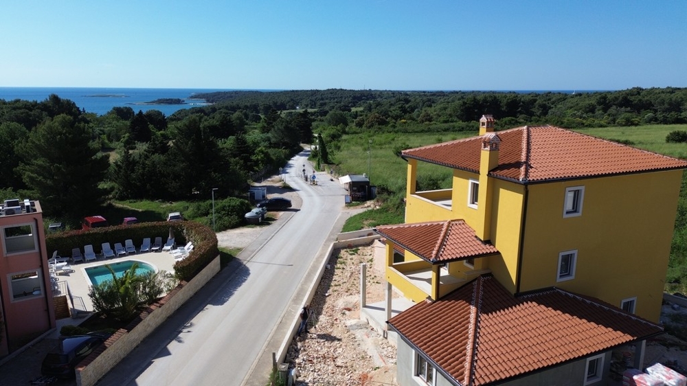 Vila v Chorvátsku vo výstavbe, ktorá sa nachádza na tichej ulici s panoramatickým výhľadom na more a okolité zelené plochy
