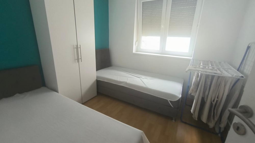 Spálňa s oknom a nábytkom