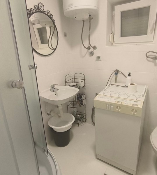 Kúpeľňa so sprchovacím kútom a oknom