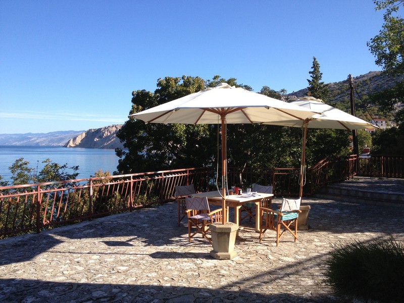 Veľká prímorská terasa domu H3033 na predaj v Chorvátsku.