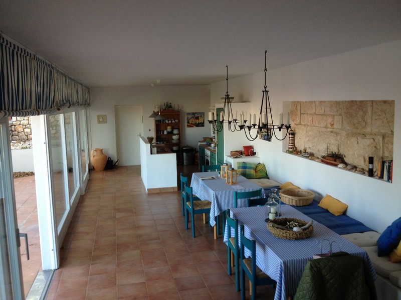 Jedálenský kút a výhľad na zrekonštruovanú kuchyňu.