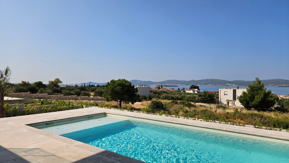 Výhľad na bazén a more z nehnuteľnosti H3035 v Chorvátsku.