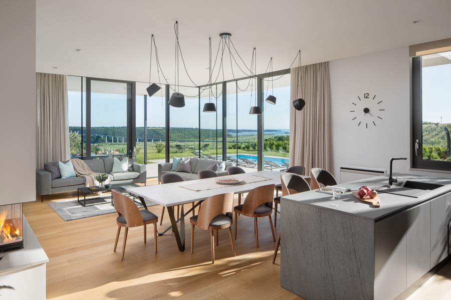 Jedáleň a kuchyňa a výhľad na more v diaľke.