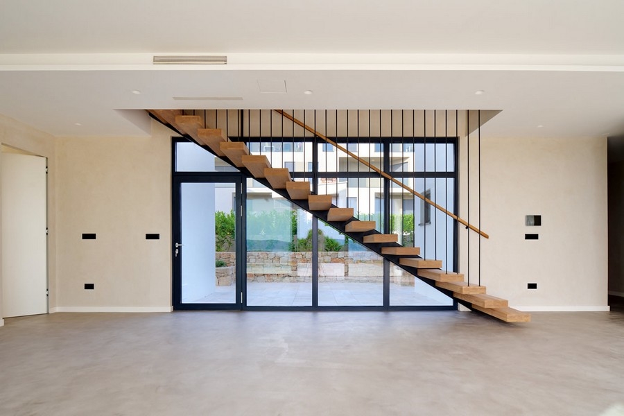 Vnútorný pohľad na vilu v Chorvátsku s moderným schodiskom, na predaj