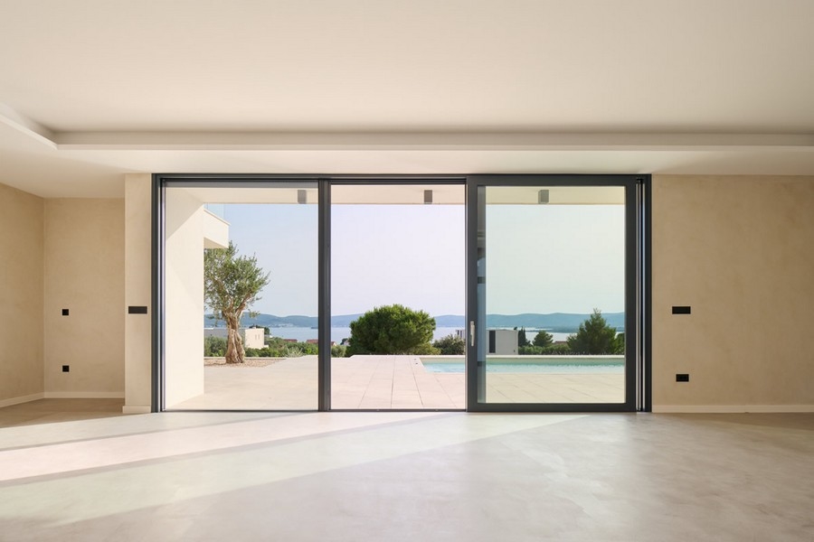 Veľká obývacia izba vily v Chorvátsku so záhradou a výhľadom na more, na predaj