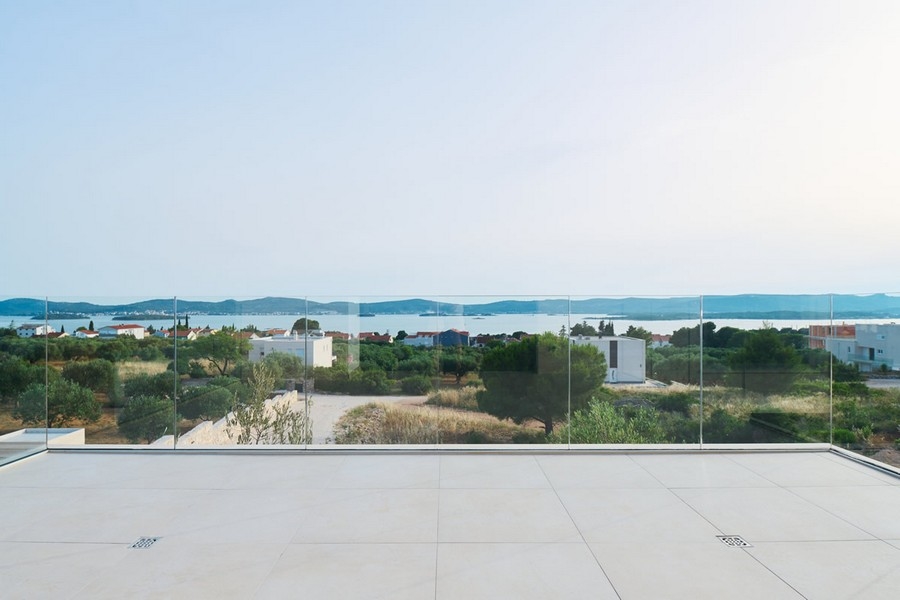 Výhľad na more z priestrannej terasy nehnuteľnosti H3040, Sveti Filip i Jakov.