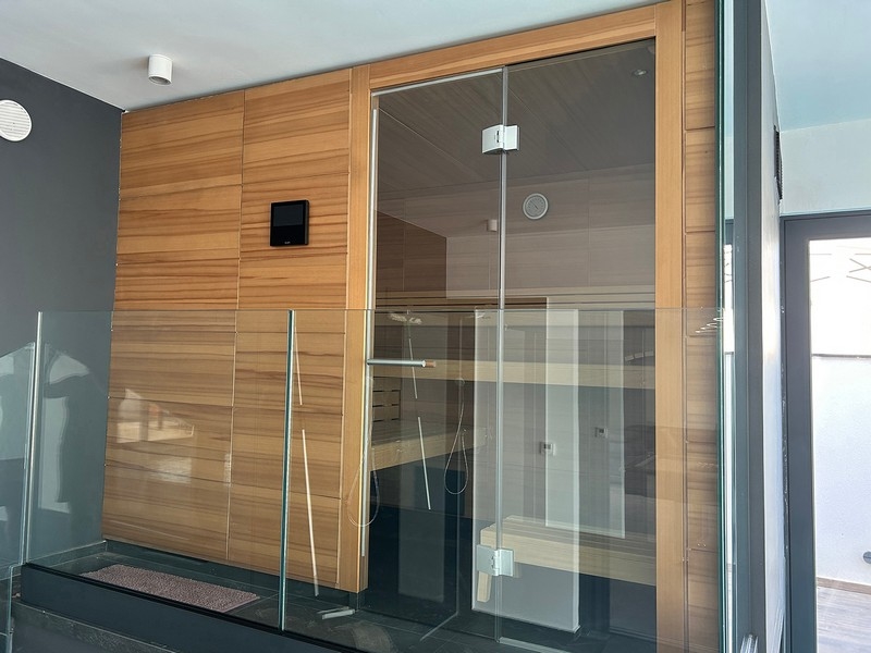 Vila sauna s presklenými stenami a moderným dizajnom