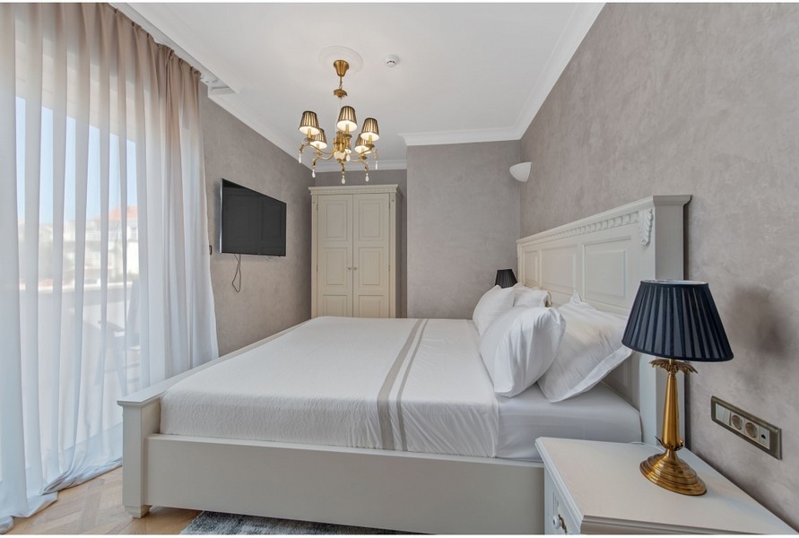 Druhá spálňa vo vile H3042 s veľkou posteľou a moderným vybavením