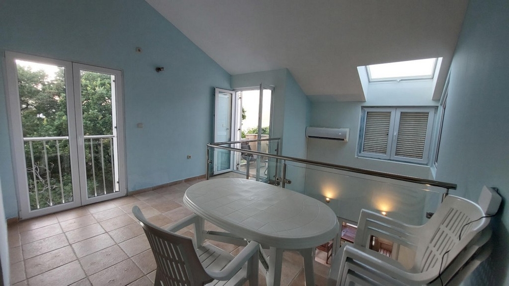 Galéria so stolom, stoličkami a prístupom na dva balkóny v dome v Chorvátsku