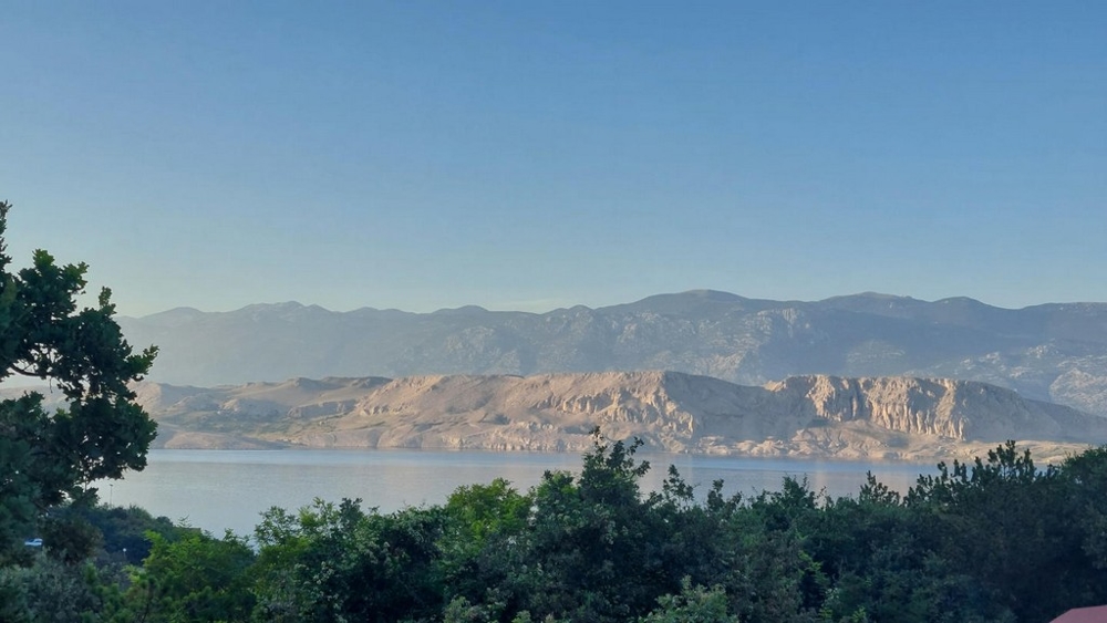 Ohromujúci výhľad na more a okolité hory z balkóna v Chorvátsku