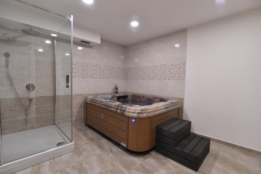 Kúpeľňa so sprchou a vírivkou v ponuke realitnej kancelárie Panorama Scouting