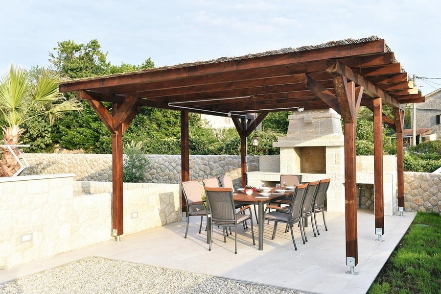 Krytý jedálenský kút a gril v objekte H3045 na ostrove Krk v Chorvátsku.