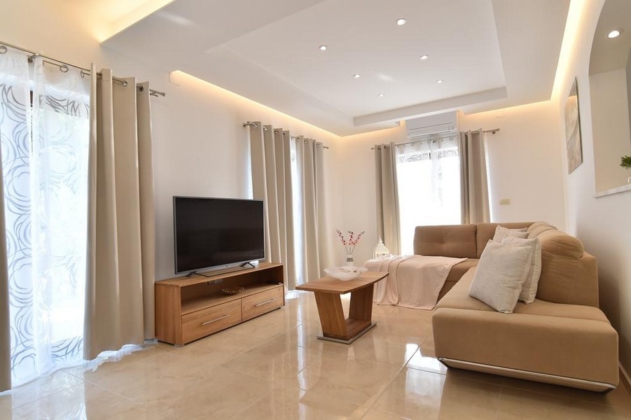 Moderná obývacia izba s pohovkou a TV