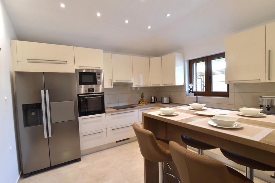 Moderná kuchyňa s barovým pultom a kvalitnými spotrebičmi