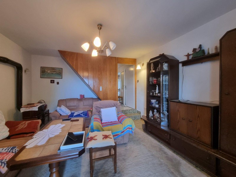 Útulná obývačka s dreveným nábytkom a kobercom v dome v Sveti Juraj, Chorvátsko