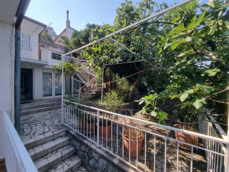 Záhradná oblasť so schodmi a črepníkovými rastlinami v dome