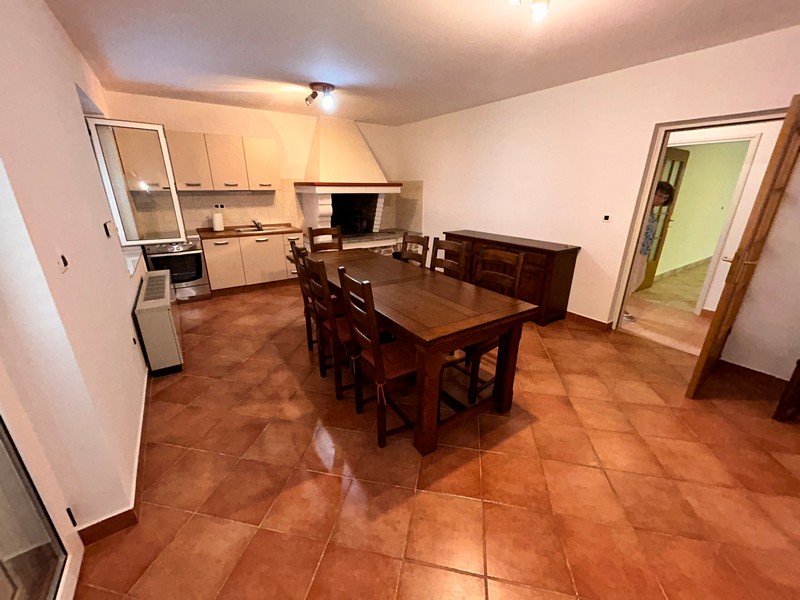 Kuchynský stôl a kuchyňa.