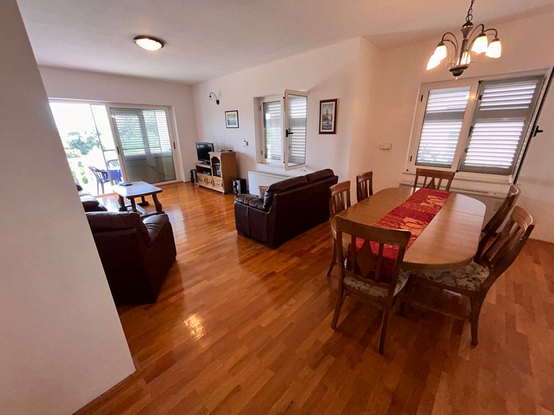 Obývacia časť s kvalitnými parketami.