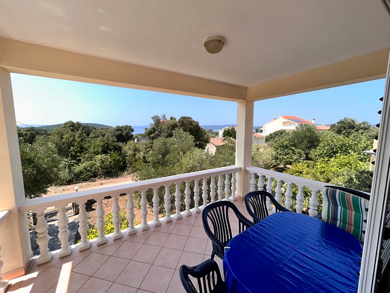 Krásna terasa so strechou - nehnuteľnosť H3354 v Chorvátsku.