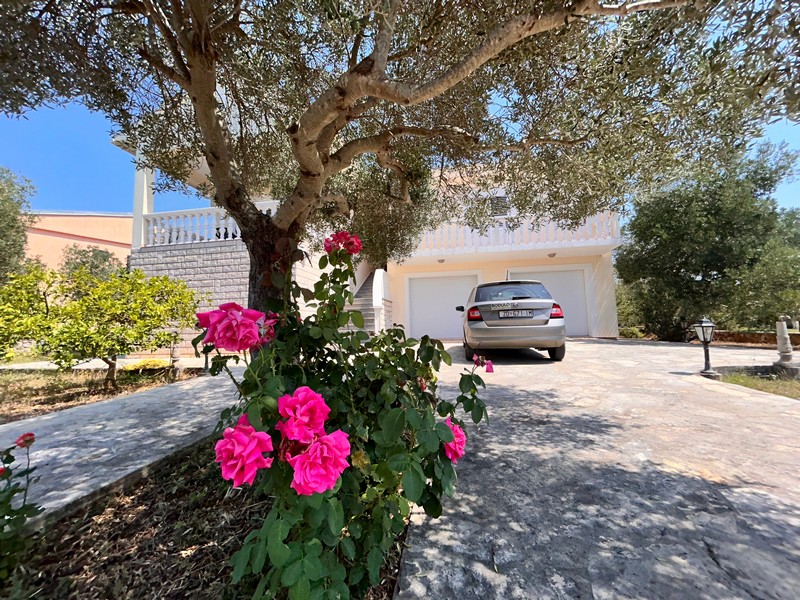 Vchod do domu H3354 na ostrove Ugljan, Chorvátsko.