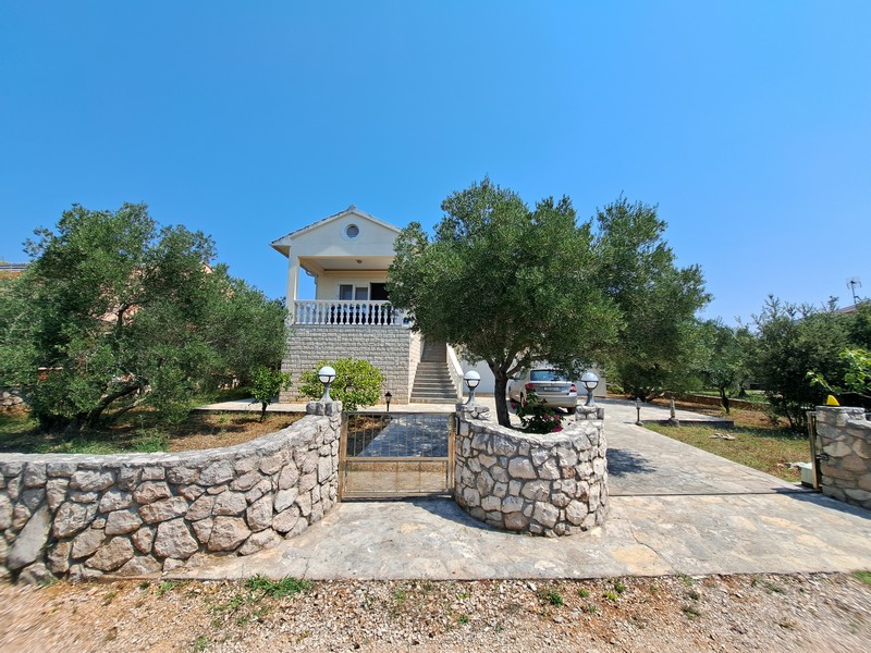 Stredomorská vila na predaj na ostrove Ugljan v Chorvátsku.