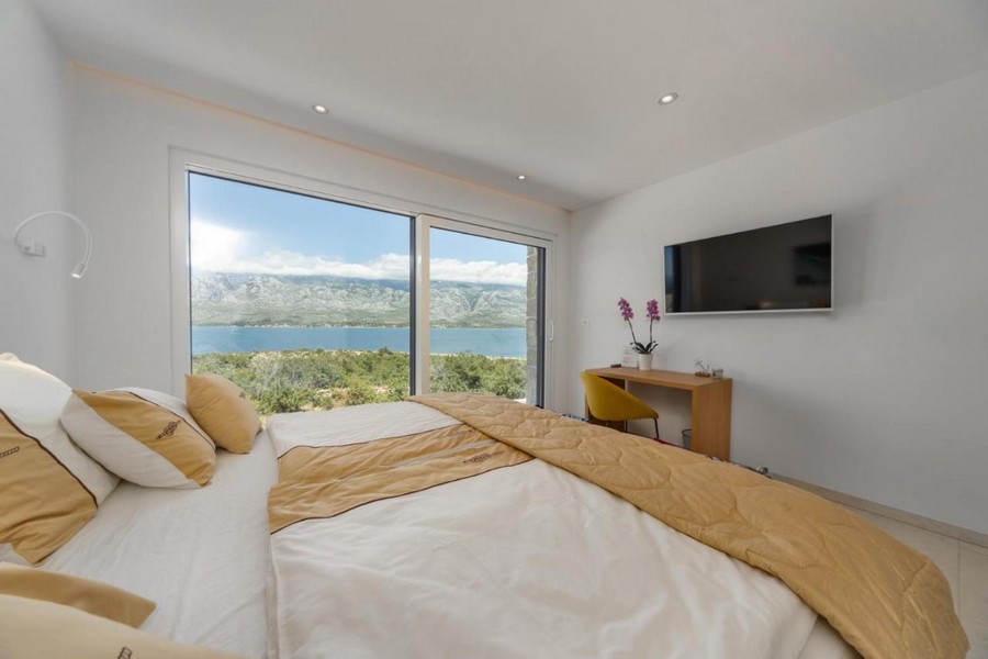 Spálňa s panoramatickým oknom a výhľadom na more