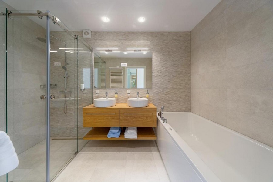 Kúpeľňa so sprchovacím kútom a vaňou