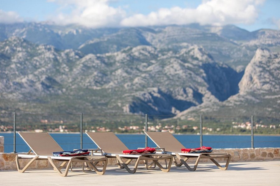 Pohľad na pohorie Velebit z objektu H3355 v Chorvátsku.